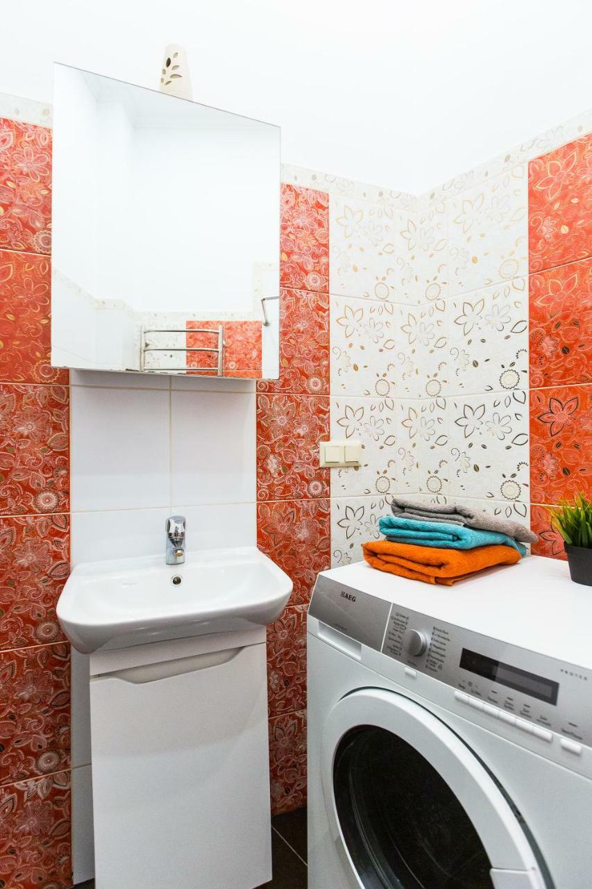 Baker'S Street Hostel Lviv Bagian luar foto